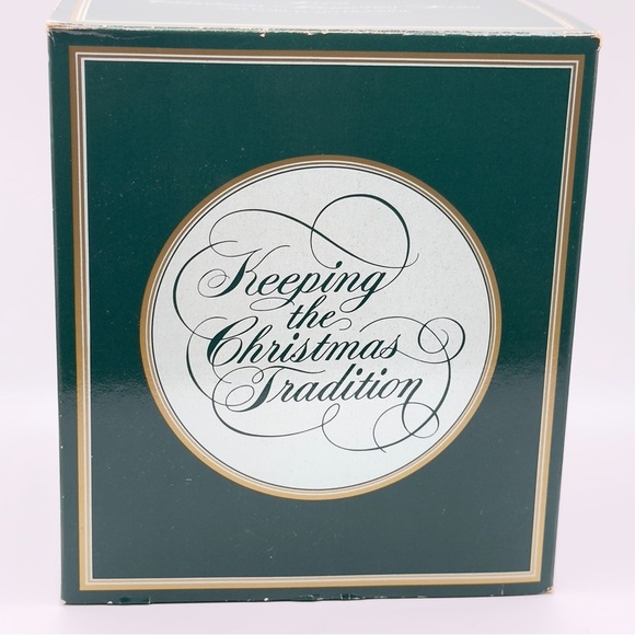 Avon Christmas Memories Series 1982 Porcelain Figurine Second Edition NIB - Picture 3 of 13